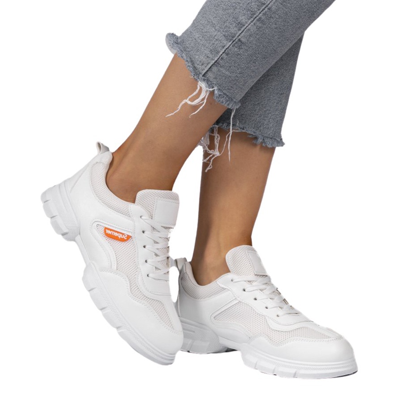 Valkoiset muodikkaat urheilukengät C051 valkoinen