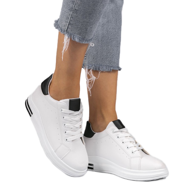 Valkoiset lenkkarit kiilakengissä 1061 valkoinen musta