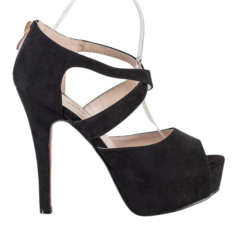 Queentina Avaa varvaspumput alustalla musta