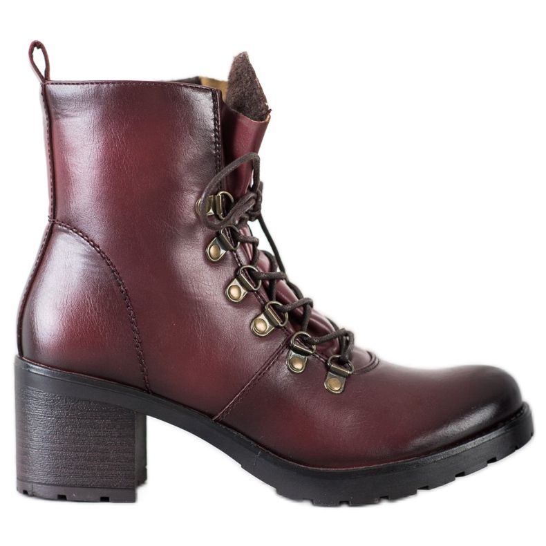 Työntekijät VINCEZA -postissa punainen