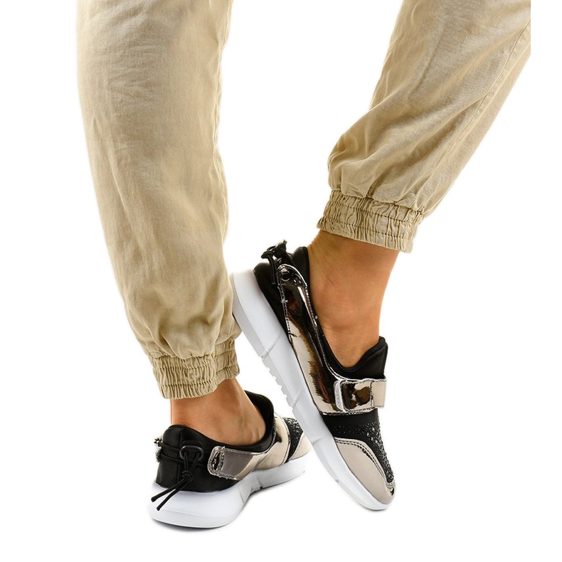 Mustat ja kultaiset urheilukengät B120-2 kultainen