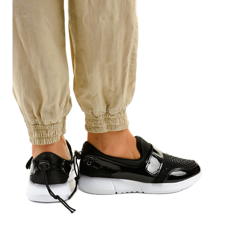 Mustavalkoiset liukuvat urheilukengät B120-1