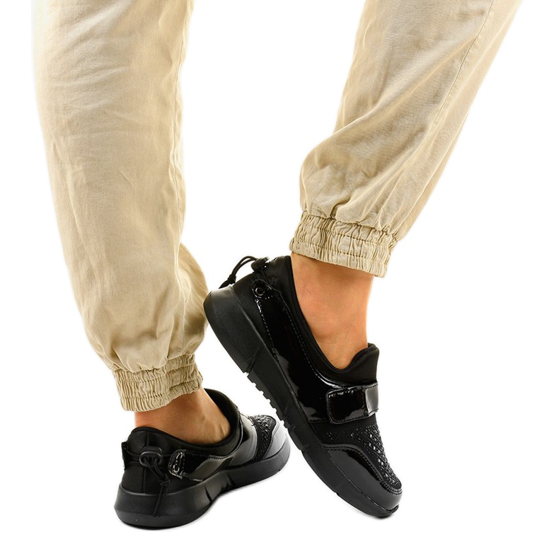 Mustat B120-urheilukengät