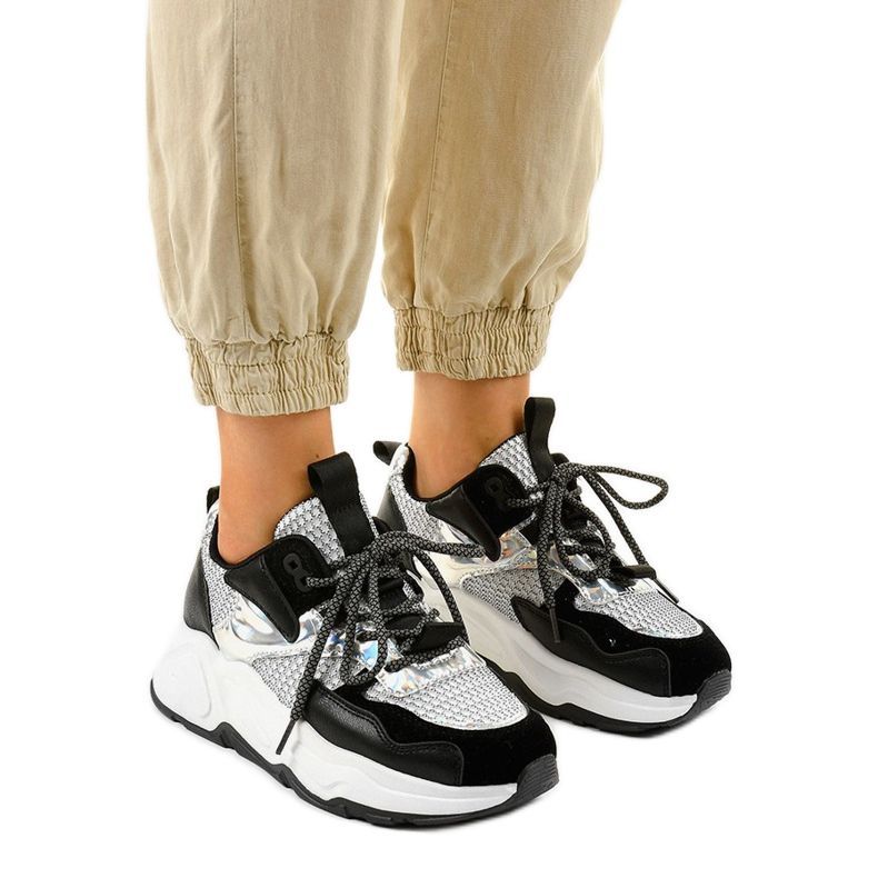 Valkoiset urheilutossut, joissa musta RAL-63