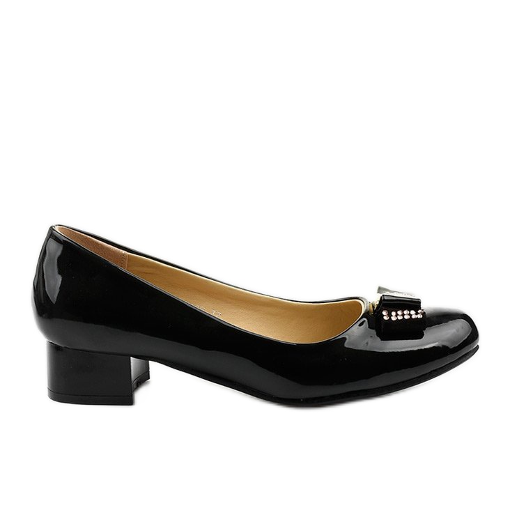 Mustat lakatut pumput GFA89 -pylväässä