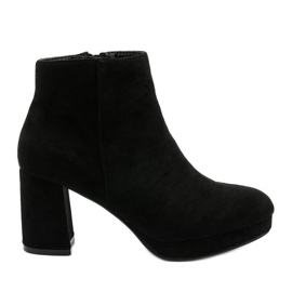 Mustat mokkanahkaiset saappaat Mahoganis -pylväässä