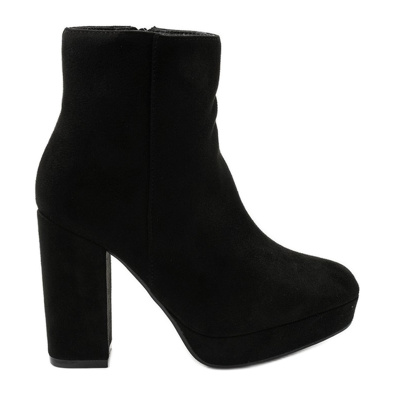 Mustat mokkanahkaiset saappaat Skye -pylväässä