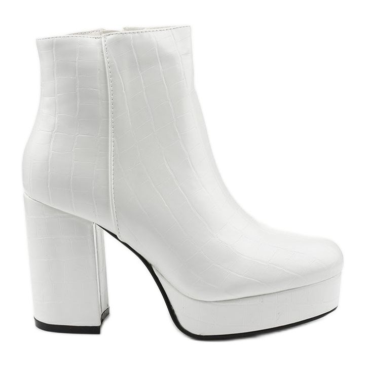 Valkoiset saappaat Usinayan postauksessa valkoinen