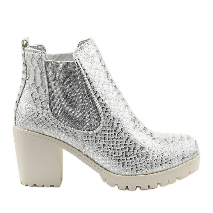 Hopeiset saappaat Amar -pylväässä hopea