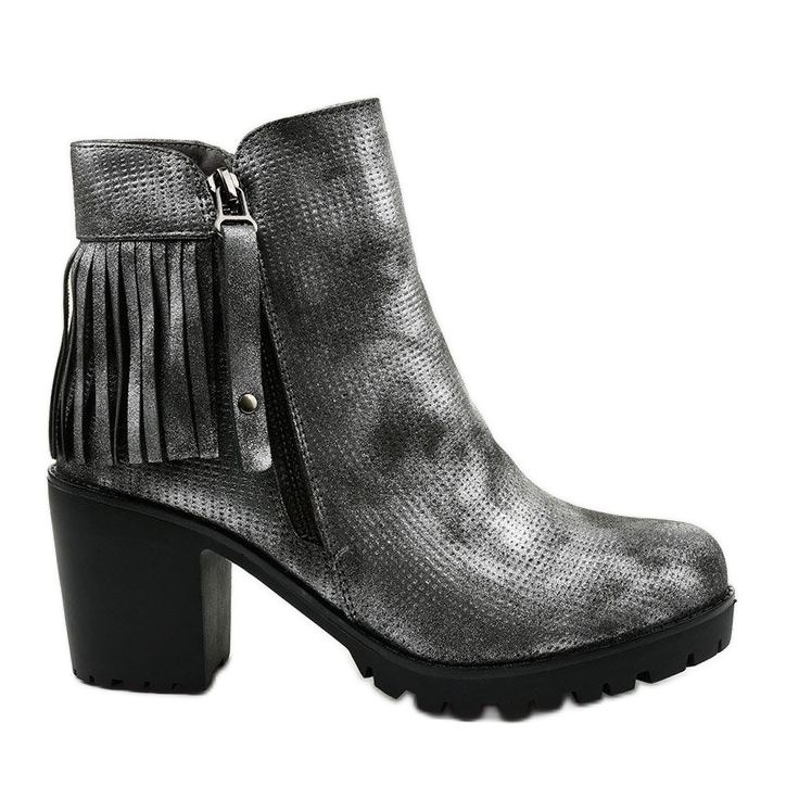 Harmaat saappaat Amar -pylväässä