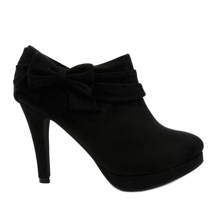 Mustat saappaat korkealla kantapäällä ja joustava Fharvix