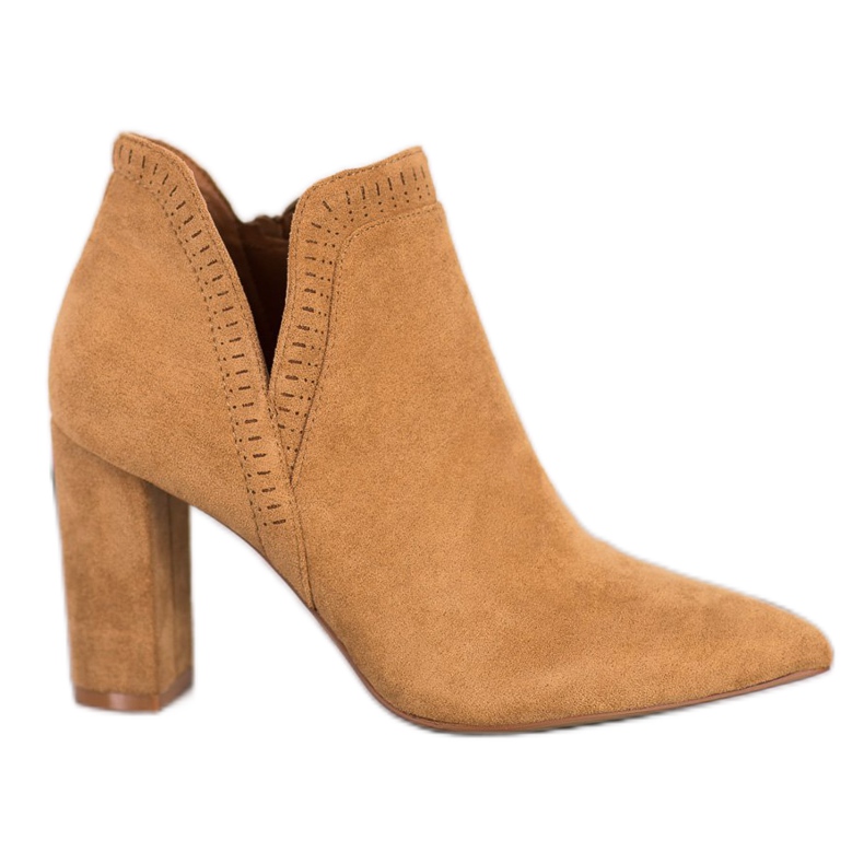 Bella Paris Tyylikkäät saappaat postauksessa ruskea