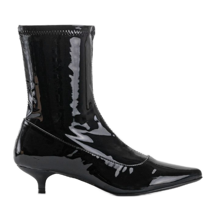 Mustat lakatut korkokengät, joissa Ragemour -sukka