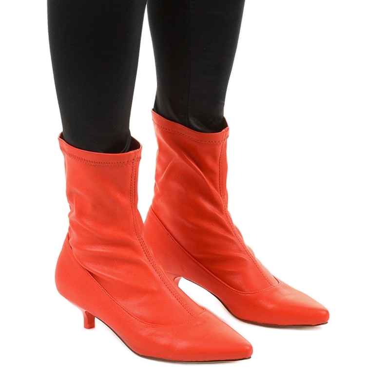 Punaiset korkokengät ja Ragemour -sukka punainen