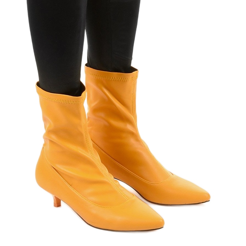 Keltaiset korkokengät ja Ragemour -sukka keltainen