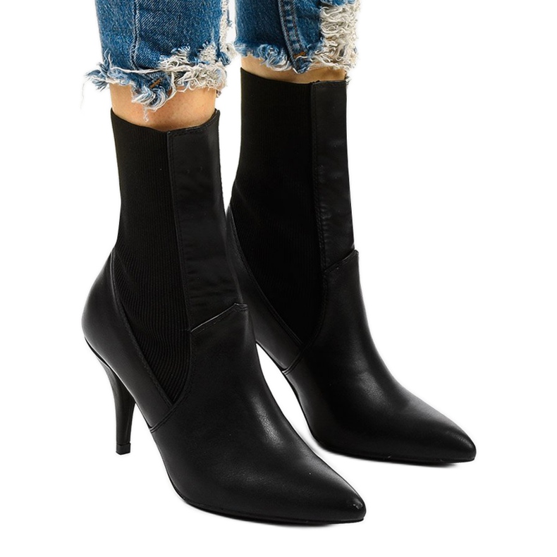 Mustat korkokengät ja Daywillow -sukka