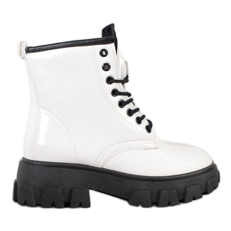 SHELOVET Lakatut ansat alustalla valkoinen