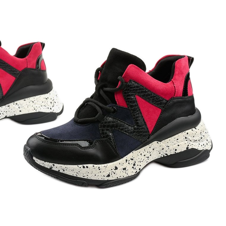 Mustat urheilukengät, jotka on valmistettu eko-nahka-mokkanahasta Clavelinasta punainen laivastonsininen