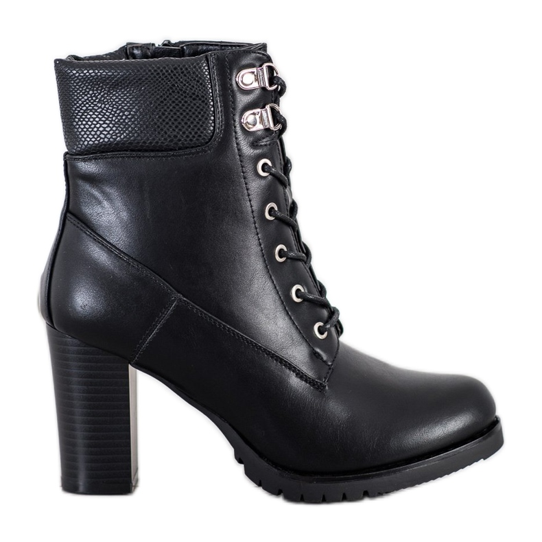 Queentina Pitsitossut postissa musta