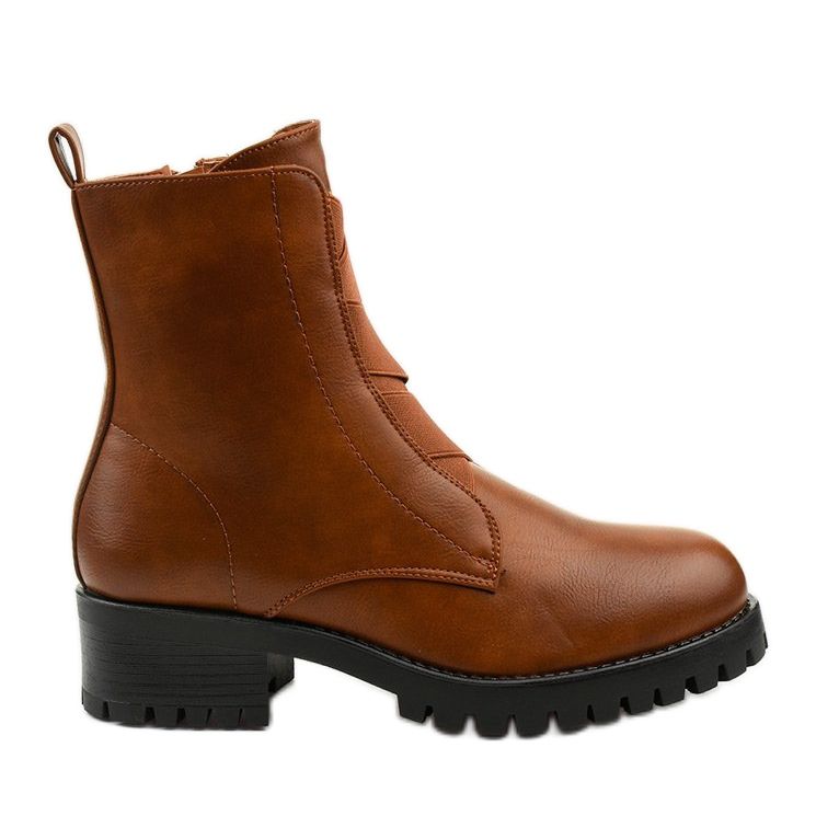 Ruskeat saappaat eristetyn Chanhett -pylvään päällä