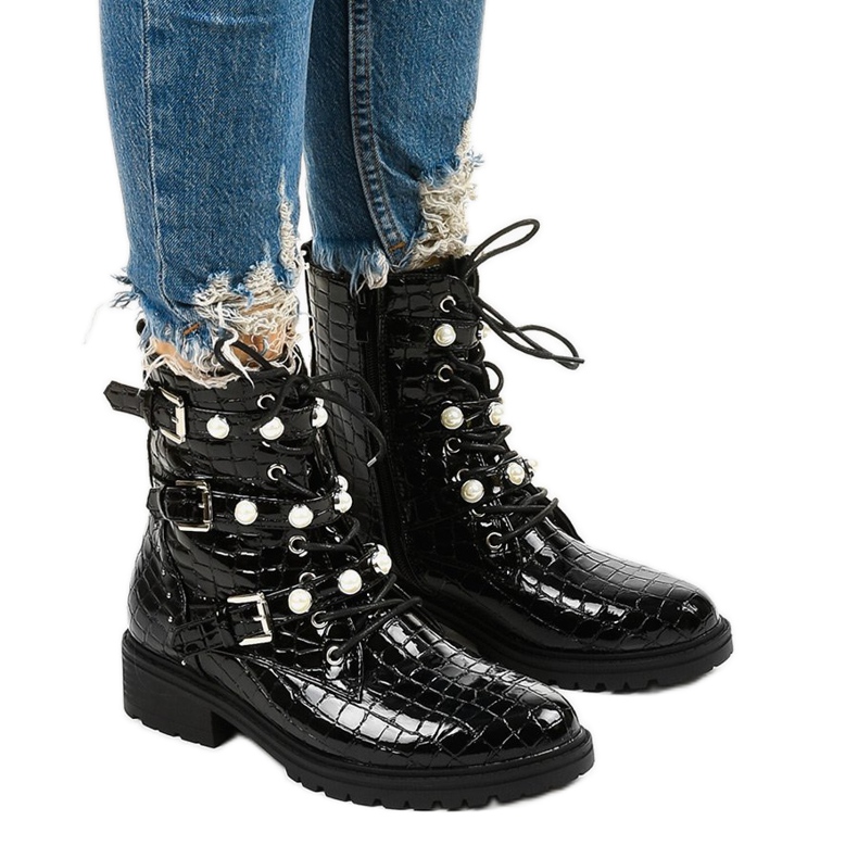 Mustat litteät eristetyt saappaat Torwain -helmet