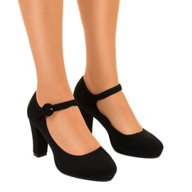 Mustat mokkanahkat Liayarus -pylväässä