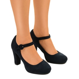 Sininen mokkanahkainen pumppu Liayarus -pylväässä laivastonsininen