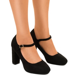 Mustat mokkapumput Neridan -pylväässä Mustat mokkapumput Neridan -pylväässä