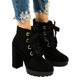 Mustat nilkkurit Athlis-ekologista mokkaa