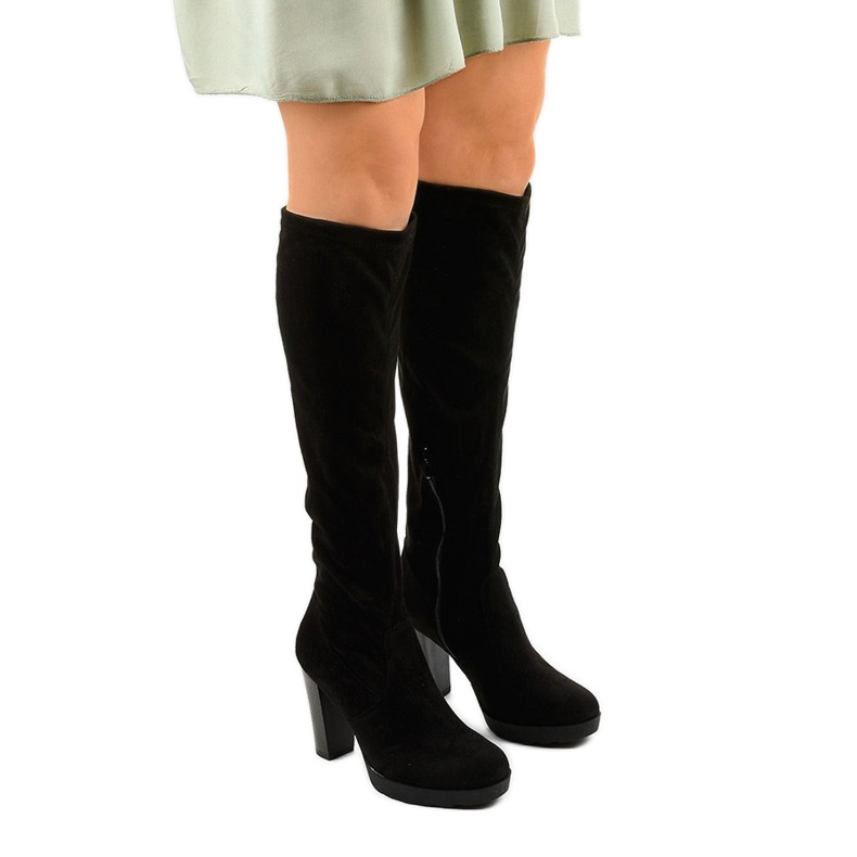 Mustat saappaat, jotka on valmistettu Funnyfreeze -mokkanahasta