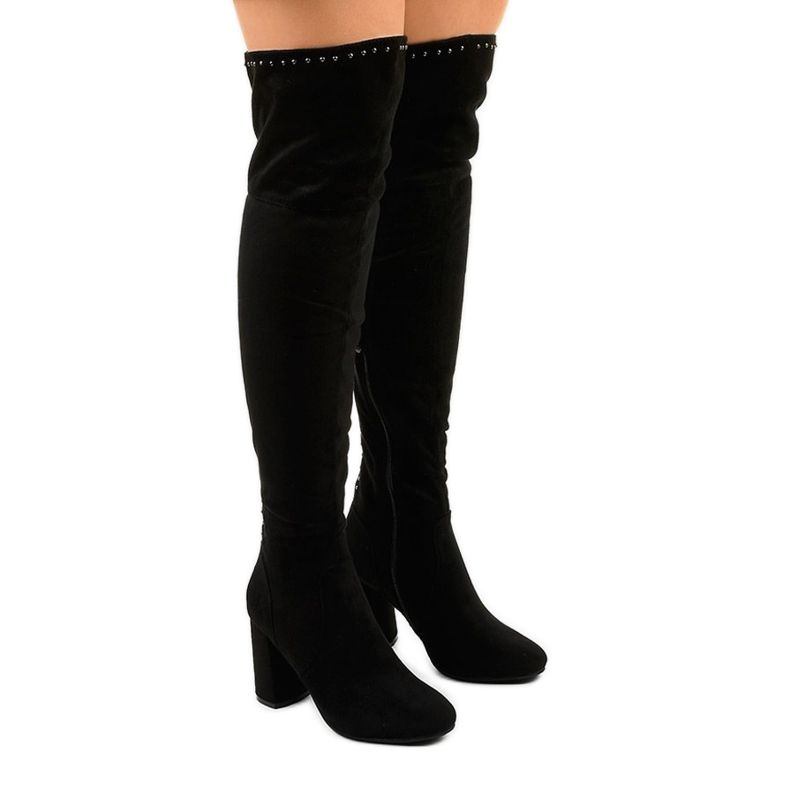 Mustat, eristetyt saappaat, joissa on infrapunasuihku