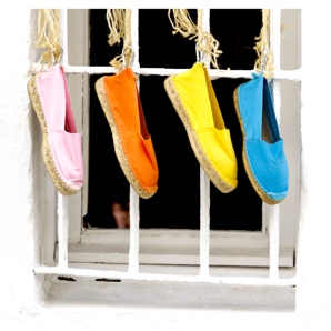 Tarkista espadrillien käyttäminen. Mitä tyylejä espadrillit sopivat yhteen?