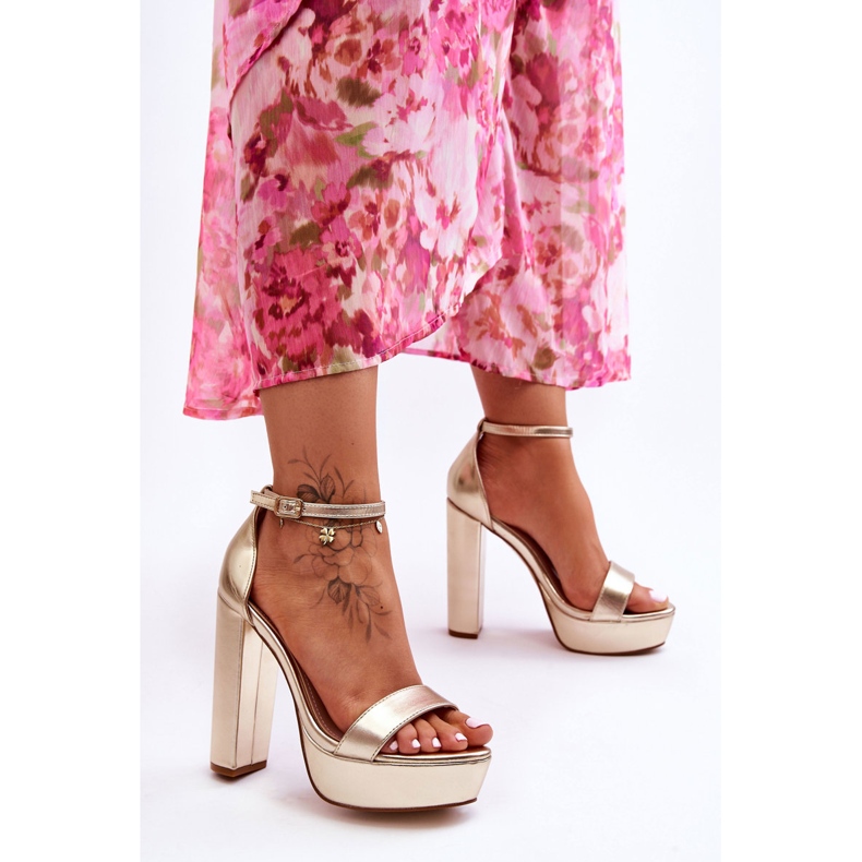 Nahkasandaalit korkealla tankolla ja alustalla Golden Sky Dream kultainen 2