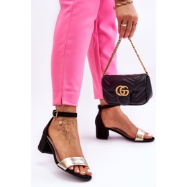 Layna Mukavat mustat ja kultaiset matalakorkoiset sandaalit 1