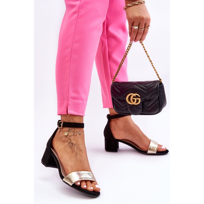 Layna Mukavat mustat ja kultaiset matalakorkoiset sandaalit 1