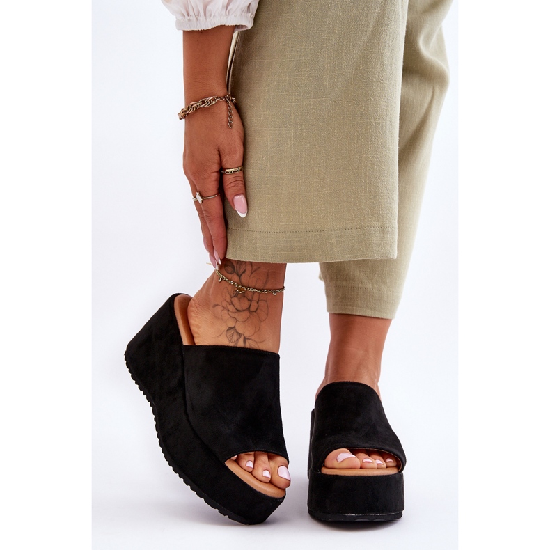 Naisten tossut massiivisella alustalla, musta Martina 1