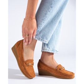 Naisten mokkanahkainen kiilamokasiinit Shelovet ruskea 1