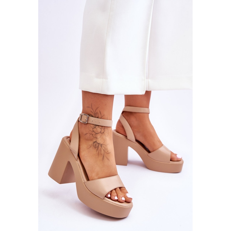 Muodikkaat sandaalit massiivisilla beigeillä karminekoroilla 2