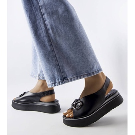 Karinon mustat alustasandaalit koristeilla 1