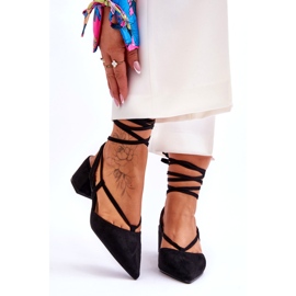 Mustat Carlotte solmitut matalakorkoiset pumput 1