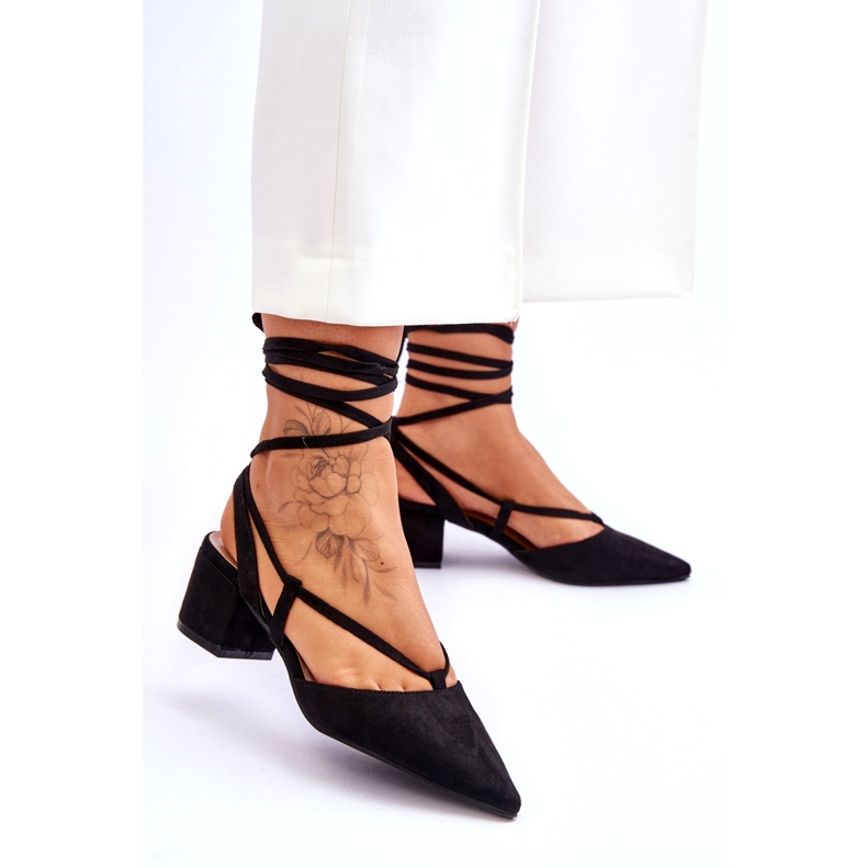 Mustat Carlotte solmitut matalakorkoiset pumput 3