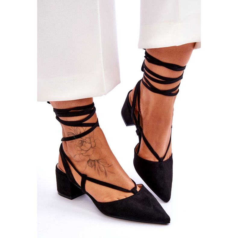 Mustat Carlotte solmitut matalakorkoiset pumput 4