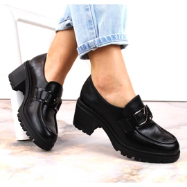 Vinceza 10921 mustat loaferit tolppassa ja alustassa 1