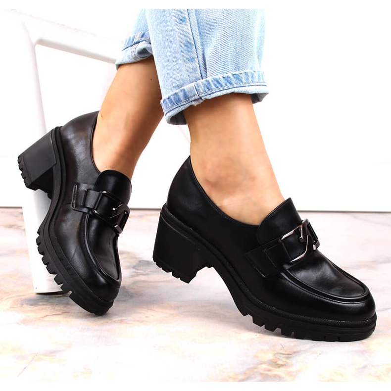 Vinceza 10921 mustat loaferit tolppassa ja alustassa 1