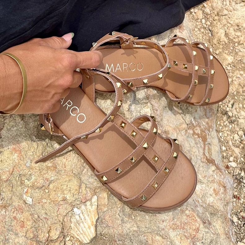 Marco Shoes Nahkaiset sandaalit kullanvärisillä napeilla ruskea 1