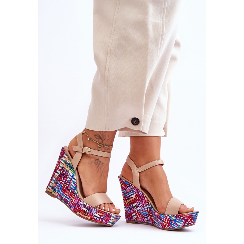 Naisten sandaalit värikkäällä beigellä Malibu Wedgellä 2
