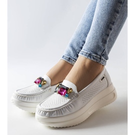 Valkoiset loaferit kristallilla Gisellalta valkoinen 1