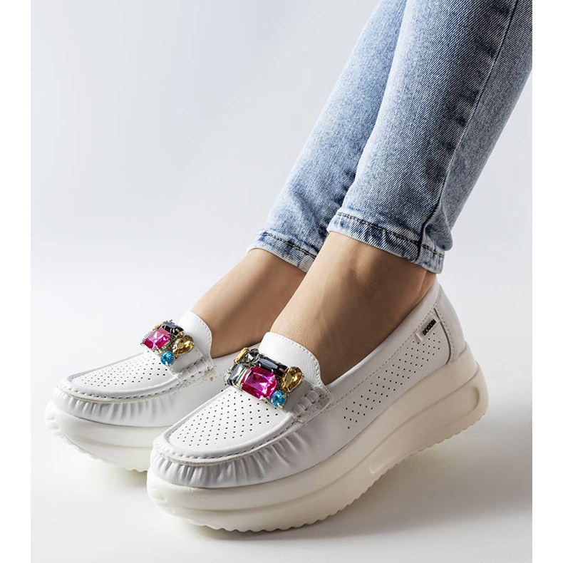 Valkoiset loaferit kristallilla Gisellalta valkoinen 1