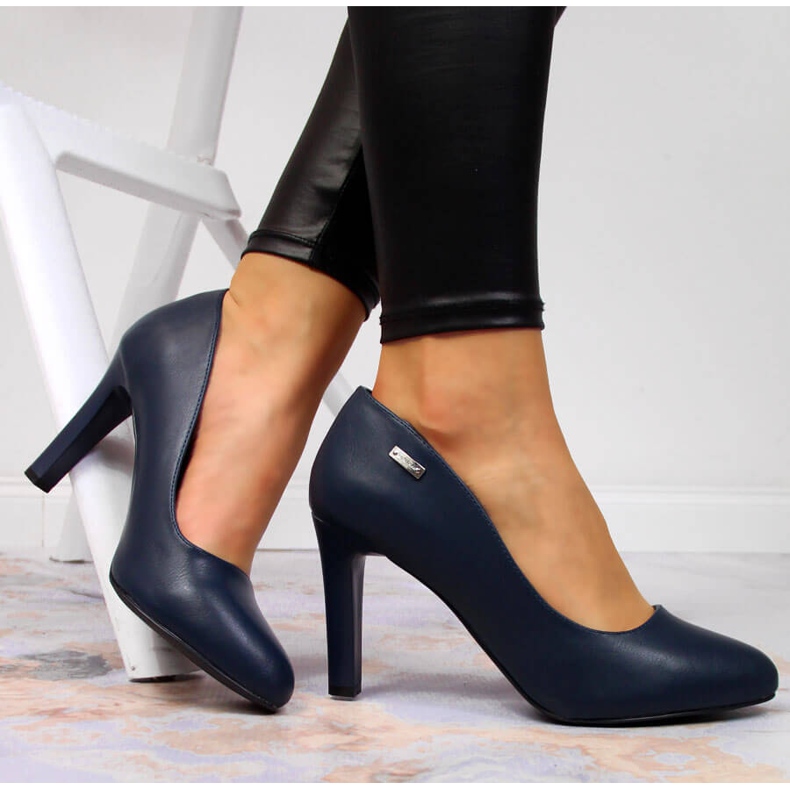 Sergio Leonen tummansiniset mattapumput pylväässä sininen 1