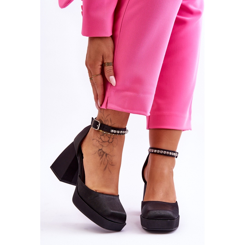 Muodikkaat pumput massiivisilla korkokengillä, joissa on zirkonia musta Adel 1